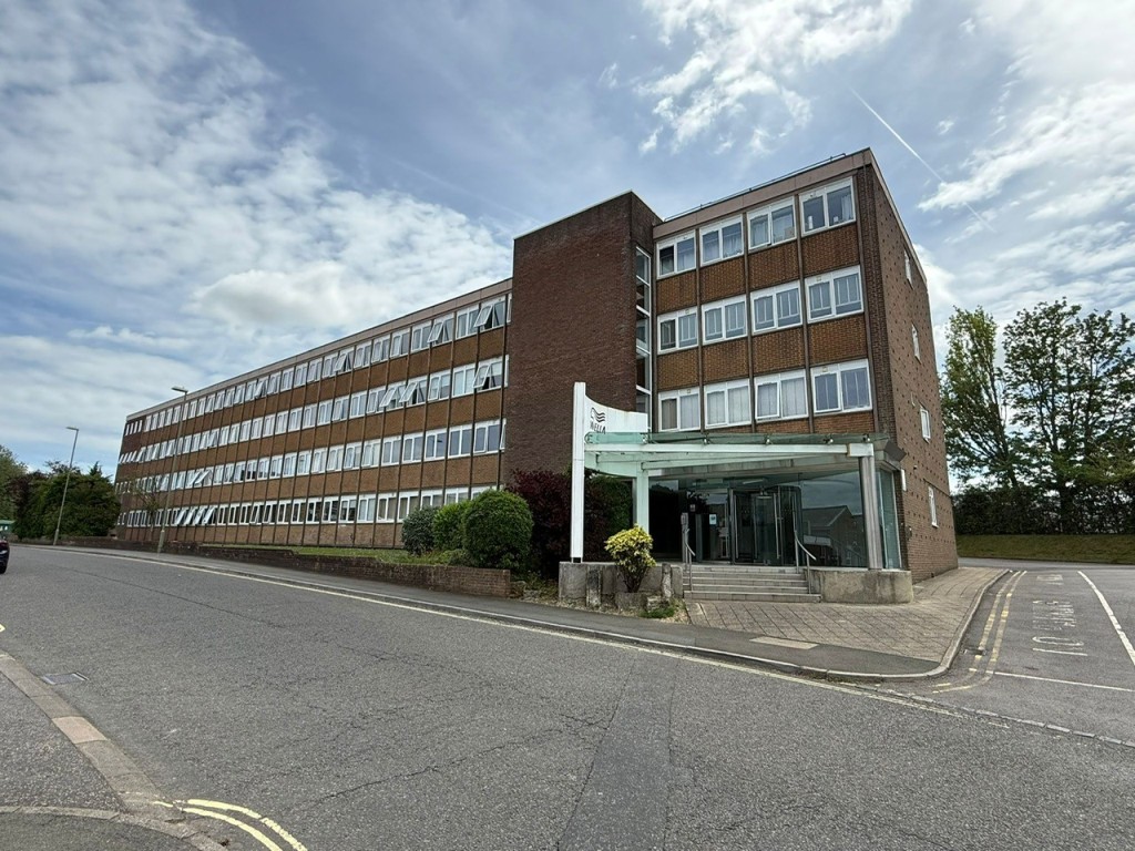 Lot: 131 - FLAT FOR INVESTMENT OR OCCUPATION - External view of the block of flats